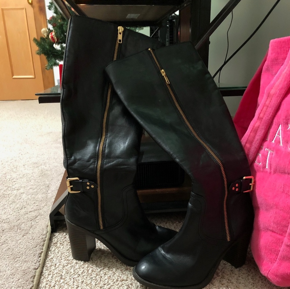 *SOLD* black heeled boots!